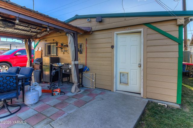 110 S 8th St, Yakima, WA 98901