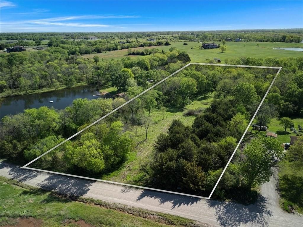 12975 S Frontier Road, Olathe, KS 66061