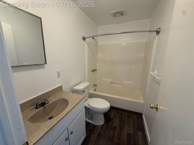 2134 E McLean Avenue, Burton, MI 48529