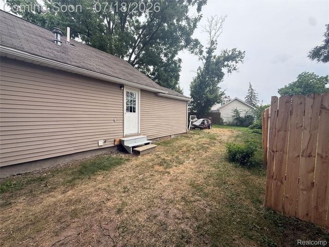 2134 E McLean Avenue, Burton, MI 48529