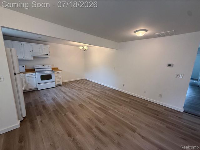 2134 E McLean Avenue, Burton, MI 48529