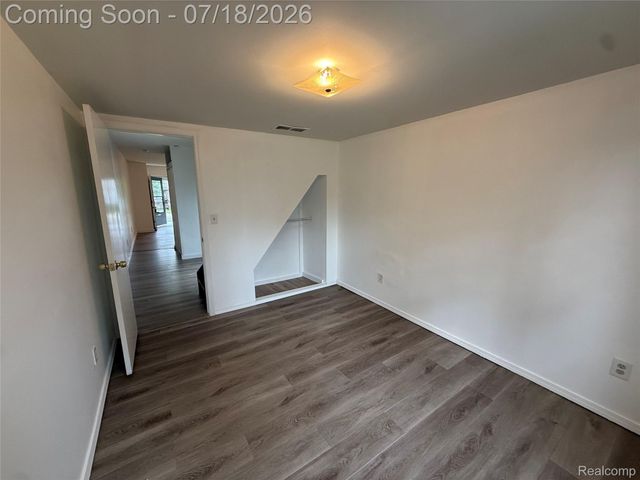 2134 E McLean Avenue, Burton, MI 48529