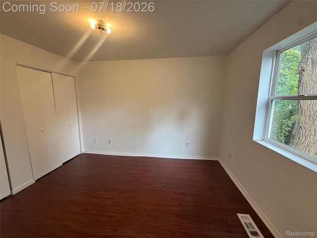 2134 E McLean Avenue, Burton, MI 48529