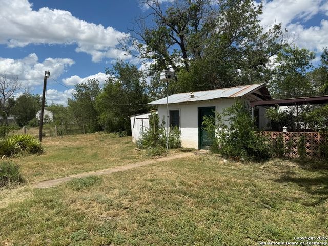 559 W Rheiner, Sabinal, TX 78881