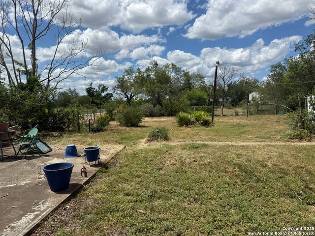 559 W Rheiner, Sabinal, TX 78881