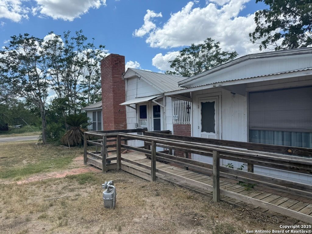 559 W Rheiner, Sabinal, TX 78881