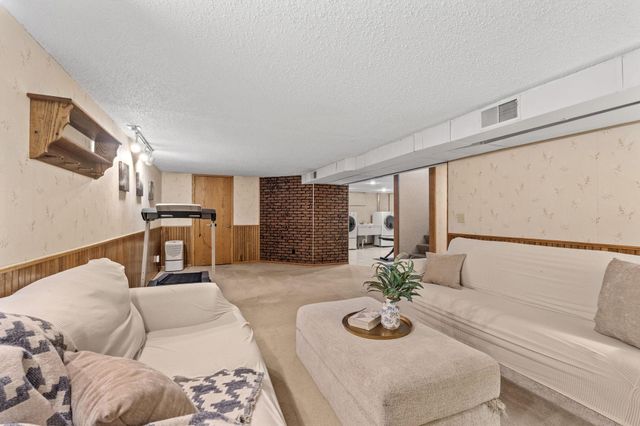 1956 3rd Street E, Saint Paul, MN 55119