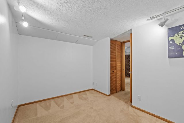 1956 3rd Street E, Saint Paul, MN 55119