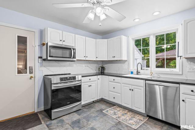 1417 S DOUGLAS Avenue, Springfield, IL 62704