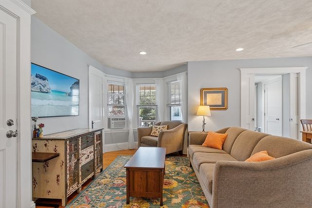 51 Gooch St, Melrose, MA 02176
