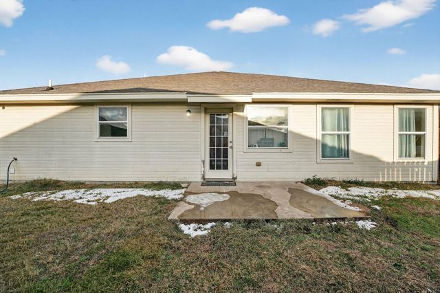 101 Soapstone DR, Jarrell, TX 76537