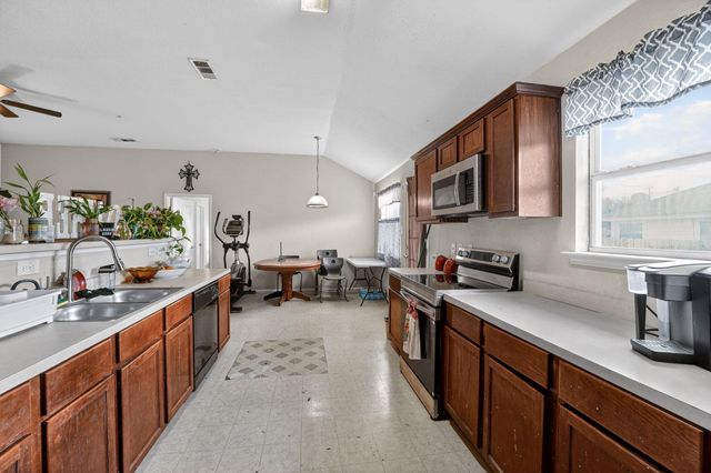 101 Soapstone DR, Jarrell, TX 76537