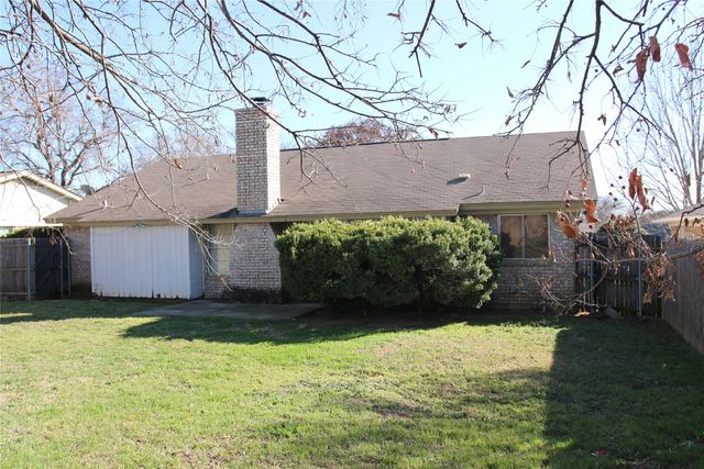 902 Rockwall Drive, Euless, TX 76039