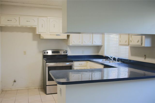 902 Rockwall Drive, Euless, TX 76039