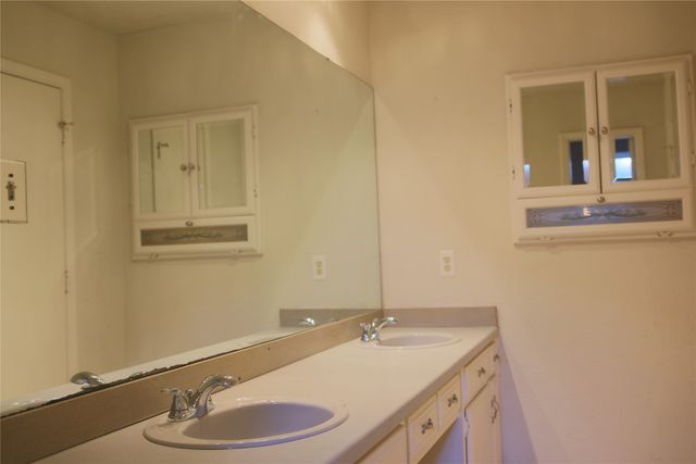 902 Rockwall Drive, Euless, TX 76039