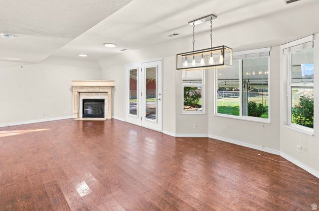 3207 N PELICAN DR, Farr West, UT 84404
