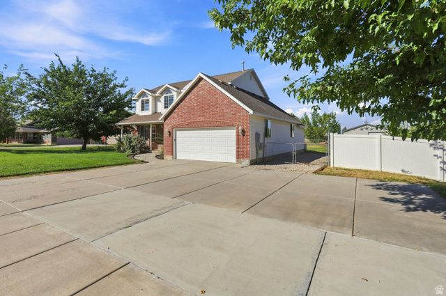 3207 N PELICAN DR, Farr West, UT 84404
