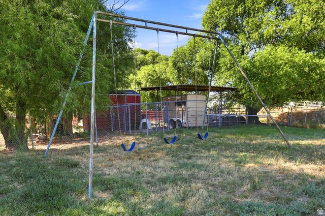 3207 N PELICAN DR, Farr West, UT 84404