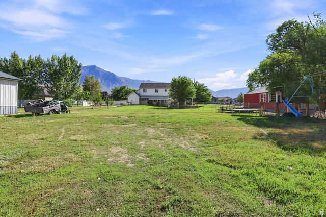 3207 N PELICAN DR, Farr West, UT 84404