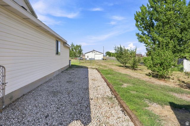 3207 N PELICAN DR, Farr West, UT 84404