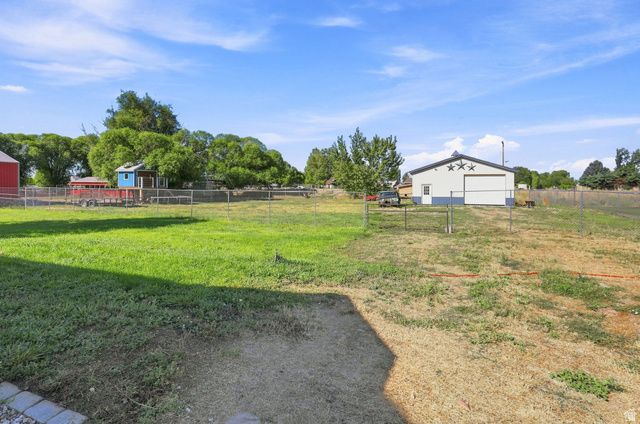 3207 N PELICAN DR, Farr West, UT 84404