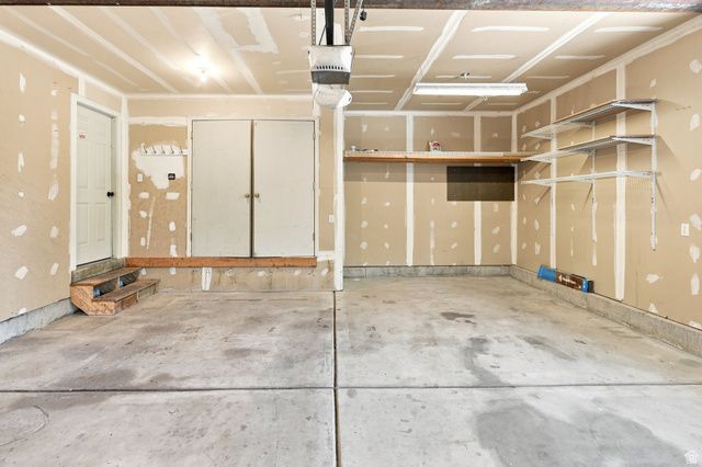 3207 N PELICAN DR, Farr West, UT 84404