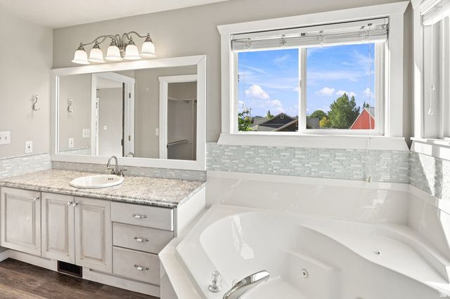 3207 N PELICAN DR, Farr West, UT 84404