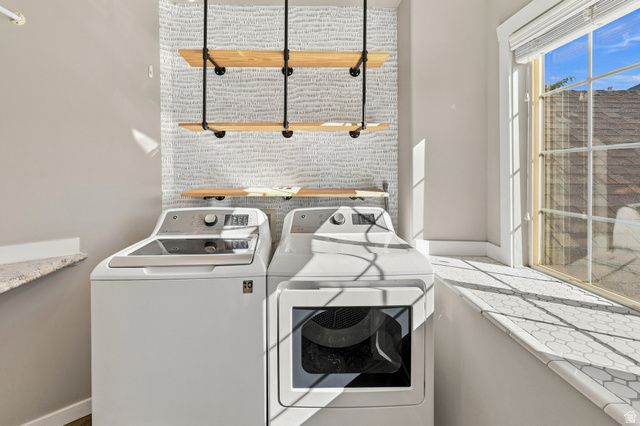 3207 N PELICAN DR, Farr West, UT 84404