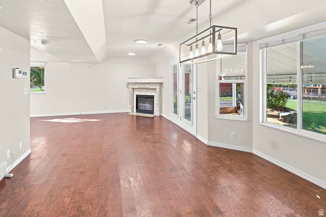 3207 N PELICAN DR, Farr West, UT 84404