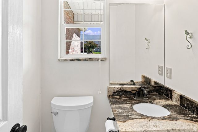 3207 N PELICAN DR, Farr West, UT 84404
