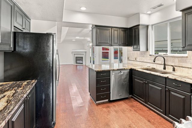 3207 N PELICAN DR, Farr West, UT 84404