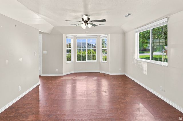 3207 N PELICAN DR, Farr West, UT 84404