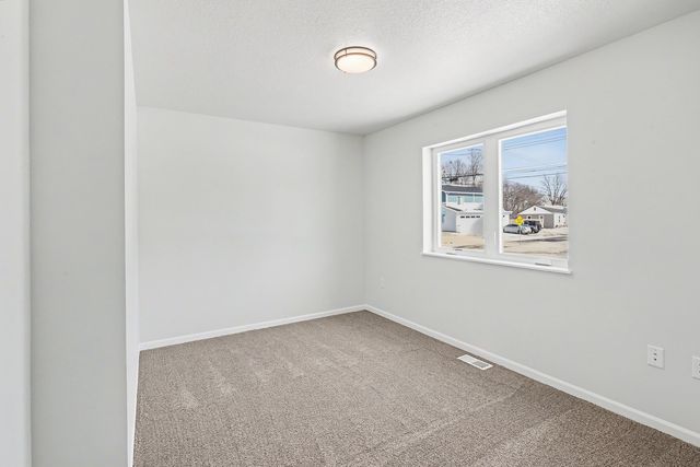 321 E 8th Street S, Newton, IA 50208