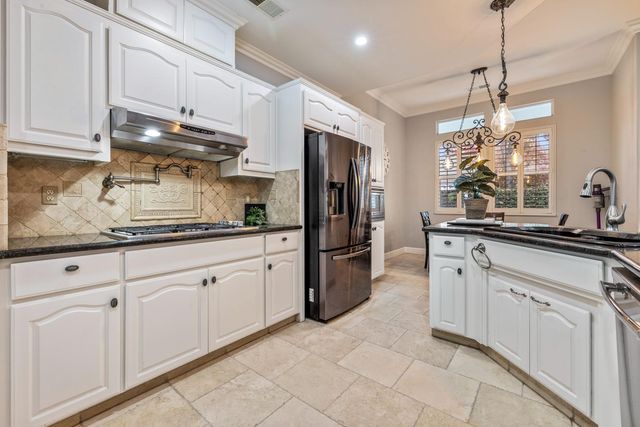 2067 Robin Hood Ln, Merced, CA 95340