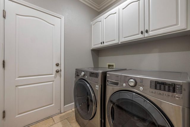 2067 Robin Hood Ln, Merced, CA 95340