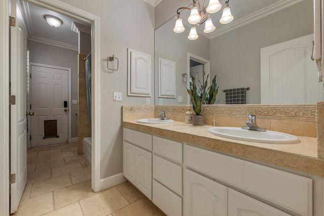 2067 Robin Hood Ln, Merced, CA 95340