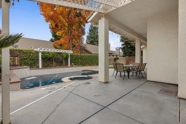 2067 Robin Hood Ln, Merced, CA 95340