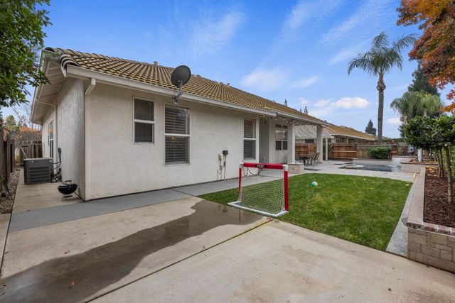 2067 Robin Hood Ln, Merced, CA 95340