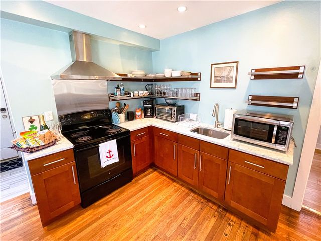 6 Pope Street, Newport, RI 02840