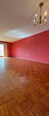 8901 N Western Avenue 211, Des Plaines, IL 60016