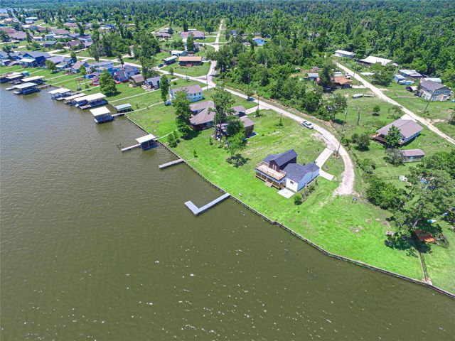 796 W Cattle Dr, Onalaska, TX 77360
