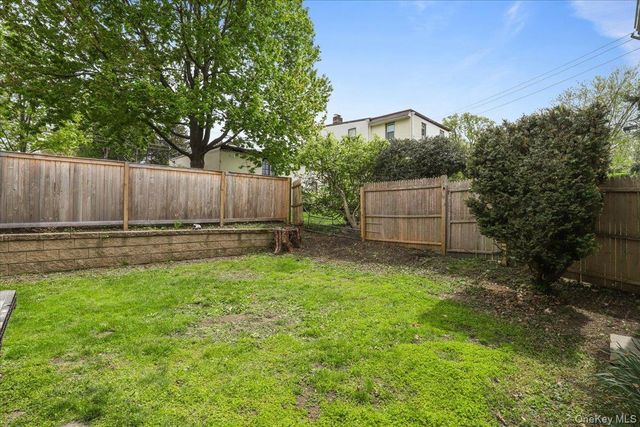 152 Summerfield Street 2L, Scarsdale, NY 10583