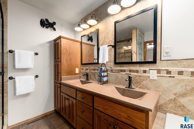 4917 E 42nd St Street, Sioux Falls, SD 57110