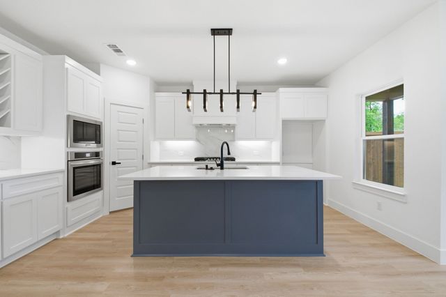 521 W Walker Street, Denison, TX 75020