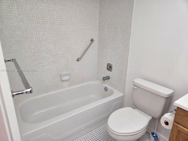 9261 Sunrise Lakes Blvd 201, Sunrise, FL 33322