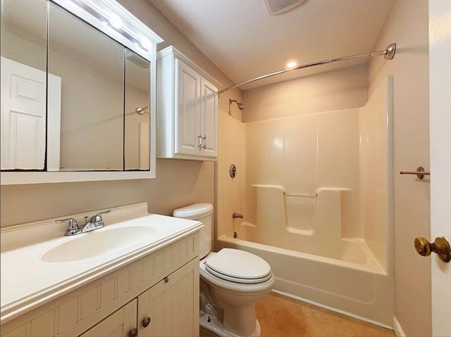 360 Littleton Rd D15, Chelmsford, MA 01824