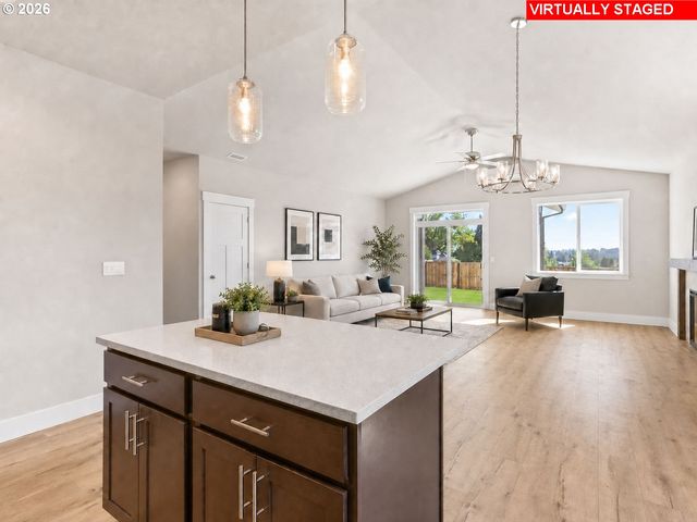 2221 E JUNIPER Cir 15, La Center, WA 98629