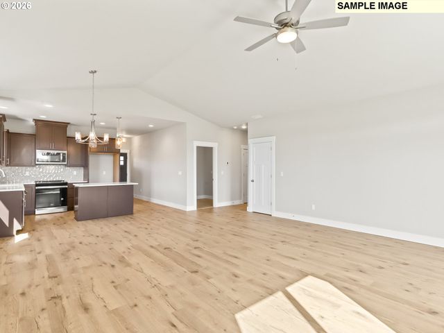 2221 E JUNIPER Cir 15, La Center, WA 98629