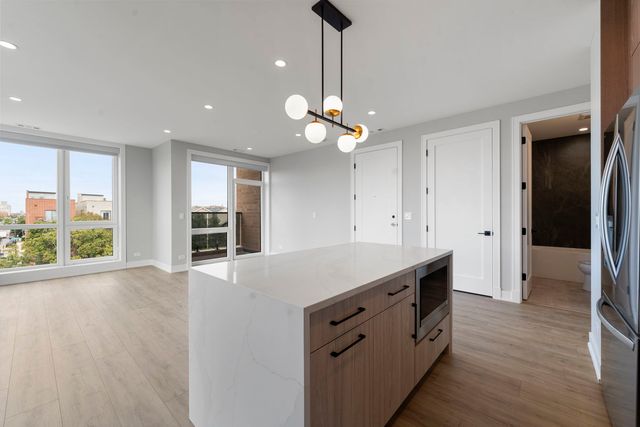 2351 W Flournoy Street 202, Chicago, IL 60612