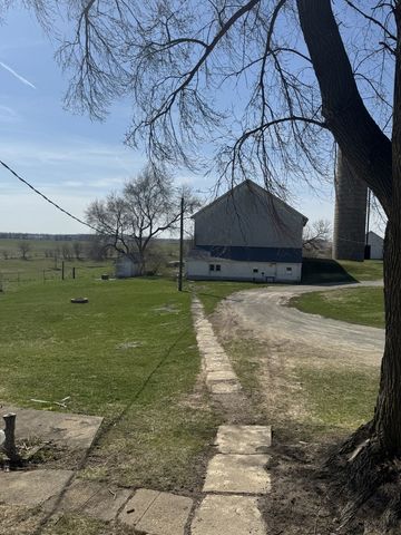 19381 Luther Road, Sterling, IL 61081